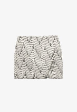 Clutch tas met een geometrisch zwart-wit zigzagpatroon, gemaakt van textuurstof, met een geplooid ontwerp aan de voorkant.