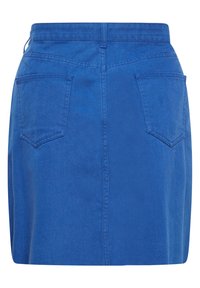 Modrá džínsová sukně s přiléhavým střihem, které obsahuje zadní nakládané kapsy, ševové detaily a hladkou texturu. Délka sukně ke střednímu stehně.