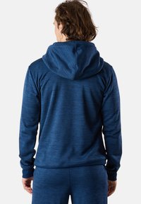 Felpa blu navy con un design a struttura heathered. Presenta un grande cappuccio, maniche lunghe e polsini e orlo a coste. Vista posteriore mostrata.