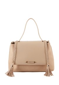 Beige syntetisk taske med flettet håndtag, guldfarvet hardware, frynsedetaljer og en struktureret overflade. Firkantet form med en struktureret form.