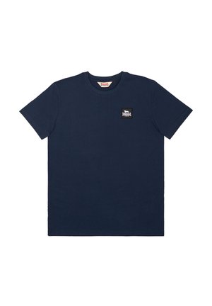 Marineblauw T-shirt met korte mouwen, een ronde hals en een klein rechthoekig logoplaatje op de linkerborst met de tekst "Lonsdale London".