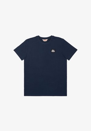 Marineblå T-shirt med korte ærmer, rund hals og et lille rektangulært logo-patch på venstre bryst med teksten "Lonsdale London."