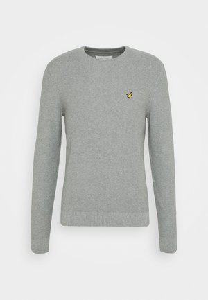 Hellgrau gestrickter Pullover mit langen Ärmeln, Rundhalsausschnitt, geripptem Textur und kleinem gelben gesticktem Logo auf der Brust.