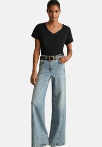 Reiss LUNA BRUSHED V-NECK - Pamata T-krekls - black