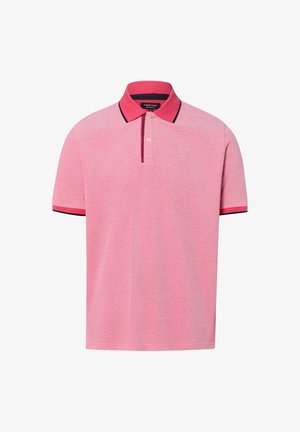 Różowa męska koszulka polo z krótkim rękawem, kontrastującym czerwonym kołnierzykiem i czarnymi wykończeniami na krawędziach kołnierzyka i rękawów, z dwuguzikową plisą.