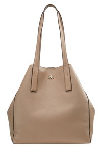 Sac fourre-tout en cuir beige avec deux longues anses, texture grainée et petit logo métallique MK centré près du haut.