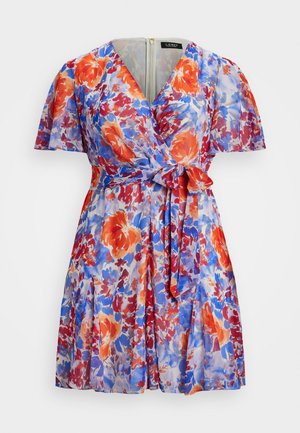 Cvjetna haljina od lagane, prozirne tkanine s motivima crvenih, narančastih i plavih cvjetova. Kratki lepršavi rukavi i pojasni detalj u struku.