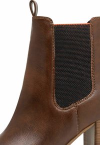 Marco Tozzi CHELSEA - Bottines à talons hauts - cognac comb