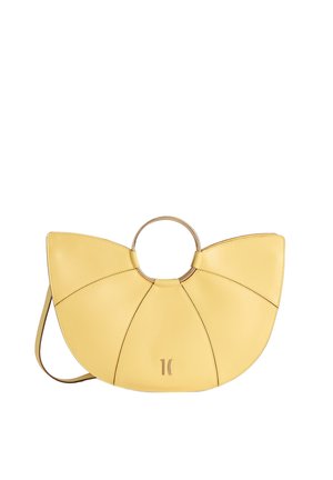 Borsa gialla a mezzaluna con manico circolare in metallo dorato e tracolla, caratterizzata da un design con pannelli cuciti e piccolo logo frontale.