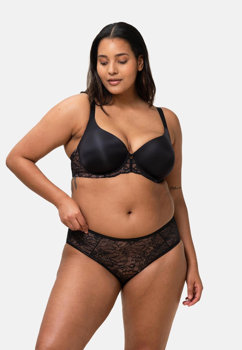 Conjunto de lencería negra que incluye un sujetador de satén suave con detalles de encaje y braguitas de encaje a juego. El diseño presenta patrones florales y texturas suaves.