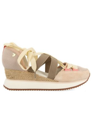 Zapatilla cuña con un upper texturizado beige con acentos en rosa y marrón, puntera de ante y cordones beige. Tacón de cuña envuelto en yute.
