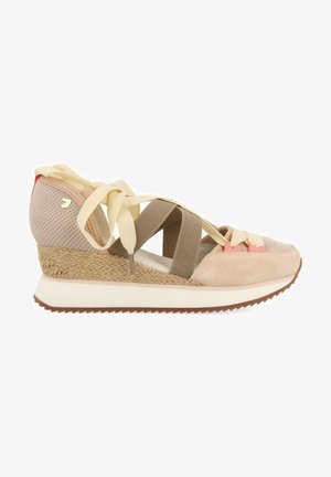 Zapatilla cuña con un upper texturizado beige con acentos en rosa y marrón, puntera de ante y cordones beige. Tacón de cuña envuelto en yute.