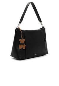 Sort lædertaske med tekstureret overflade, med en brun bamseformet vedhæng og en enkelt skulderrem. Sølvfarvede metaldele.