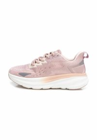 Baskets de course rose clair avec tige en mesh, lacets ton sur ton et semelle blanche rembourrée. Présente un accent argenté réfléchissant au niveau du talon.