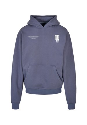 Blauwgrijze capuchontrui met voorzak en klein wit "MG"-logo op de linkerborst en kleine witte tekst erboven.