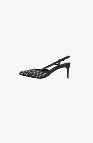Escarpin slingback pointu noir à talon haut avec fines brides et décorations à clous argentés sur l'avant et les côtés de la chaussure.