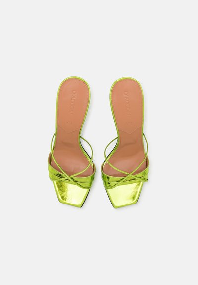 Grüne metallische Absatzsandalen mit einem quadratischen Zehendesign. Beinhaltet gekreuzte Riemen und eine glatte Lederinnensohle. Flache Sohle, minimalistischer Stil.