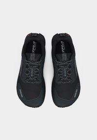 Ζευγάρι μαύρα παπούτσια trail τρεξίματος Gore-Tex με κορδόνια με σχέδιο, φαίνονται από πάνω σε λευκό φόντο.