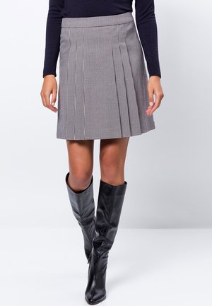 Jupe plissée à carreaux gris, de longueur genoux avec une taille ajustée, associée à des bottes en cuir noir jusqu'aux genoux. Design simple et structuré.