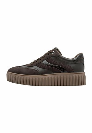 Donkerbruine sneaker met gestructureerd leer en suède bovenwerk, dikke geribbelde beige zool en vetersluiting, vanaf de zijkant getoond op een witte achtergrond.