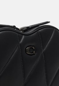 COACH QUILTED HEART  - Torba čez telo - black
