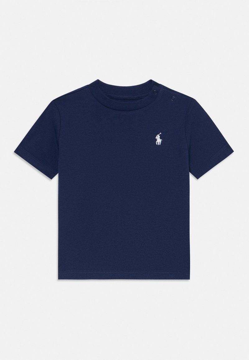 T-shirt blu navy a maniche corte in cotone, con scollatura rotonda e un logo polo bianco sul petto, dotato di due bottoni a pressione sulla spalla.