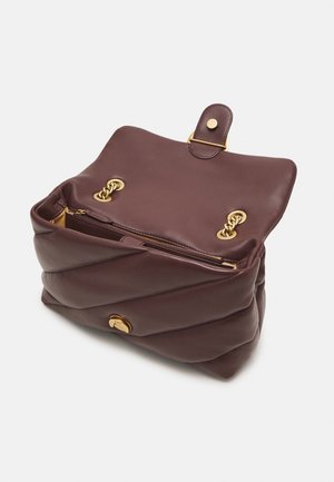 Bordeaux lederen handtas met gequilt ontwerp, gouden hardware accenten, sluiting met bovenklep en een interne ritszak.