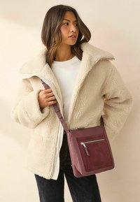 Next POCKET MESSENGER - REGULAR FIT - Rankinė per petį - berry red
