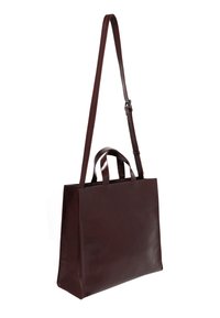 Bolso tote de cuero burdeos oscuro con dos asas cortas y una correa larga ajustable. Textura lisa, forma rectangular y diseño minimalista.