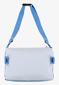 Μπλε τσάντα μηνυμάτων με υφασμάτινο ανοιχτό μπλε σώμα, ρυθμιζόμενο μπλε λουράκι και πλαστικά αξεσουάρ. Διαθέτει κλείσιμο με φερμουάρ και πλευρικούς ταχυσύνδεσμους.