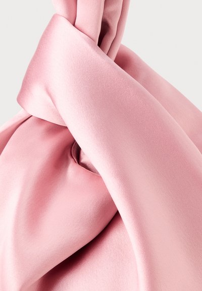 Tessuto di satin rosa, con texture liscia, piegato e annodato, che mette in mostra una leggera lucentezza e un colore ricco. Nessun motivo o hardware visibile.