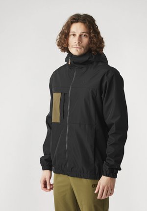 Schwarze Jacke mit Kapuze, ausgestattet mit einer strukturierten olivgrünen Brusttasche, elastischen Bündchen und einem Frontreißverschluss. Leichtes, wasserabweisendes Material.