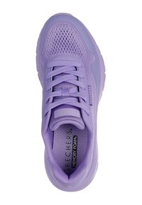 Lila Sportschuh mit Obermaterial aus Mesh, strukturiertem Design, Schnürverschluss und gepolstertem Innenlauf, das mit "Memory Foam" gekennzeichnet ist. Gummisohle.