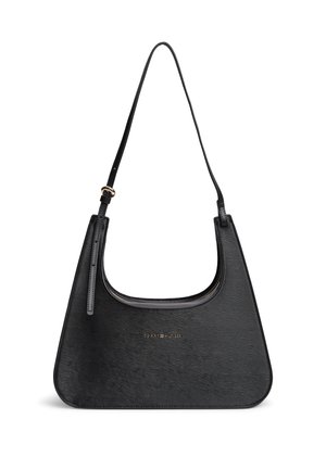 Sac à main noir avec une texture lisse, une forme arrondie et une bandoulière unique. Comprend un logo doré sur le devant.