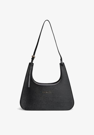 Borsa nera con texture liscia, forma curva e una singola tracolla. Include dettaglio logo in tonalità oro sul davanti.