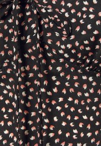 Černá tkanina s květinovým vzorem v bílé a růžové barvě. Obsahuje zavazovací výstřih a jemnou, splývavou texturu, ideální pro každodenní nošení.