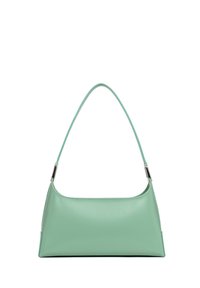 Sac à main en cuir vert menthe avec une forme triangulaire structurée et une bandoulière incurvée. Présente des accents en métal argenté.
