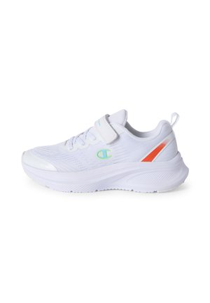 Basket blanche de sport avec une bride à scratch, une bande orange au talon et un logo vert sur le côté.