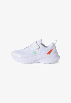 Witte sportieve sneaker met klittenbandsluiting, oranje streep op de hiel en groen logo aan de zijkant.
