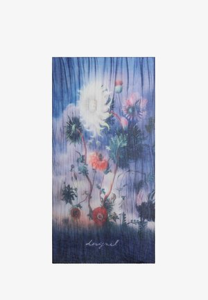 Sciarpa blu con un motivo floreale che presenta fiori bianchi, rossi e rosa con steli e foglie verdi, e una firma in basso.