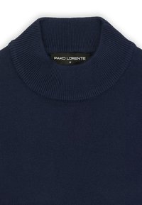 Ciemnoniebieski sweter dzianinowy z wysokim, prążkowanym kołnierzem. Tkanina jest gładka z subtelną fakturą. Widoczna metka z nazwą marki "Pako Lorente" oraz rozmiarem.