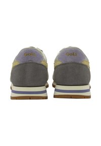 Scarpe sportive grigie e lavanda realizzate in pelle scamosciata e materiale tessile. Suola intermedia bianca con accenti viola, con il marchio Gola sul tallone.