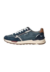 Zapatillas de ante azul marino con suela media color crema, cordones blancos y cremallera lateral. Acento de cuero marrón en el talón y perforaciones sutiles para ventilación.