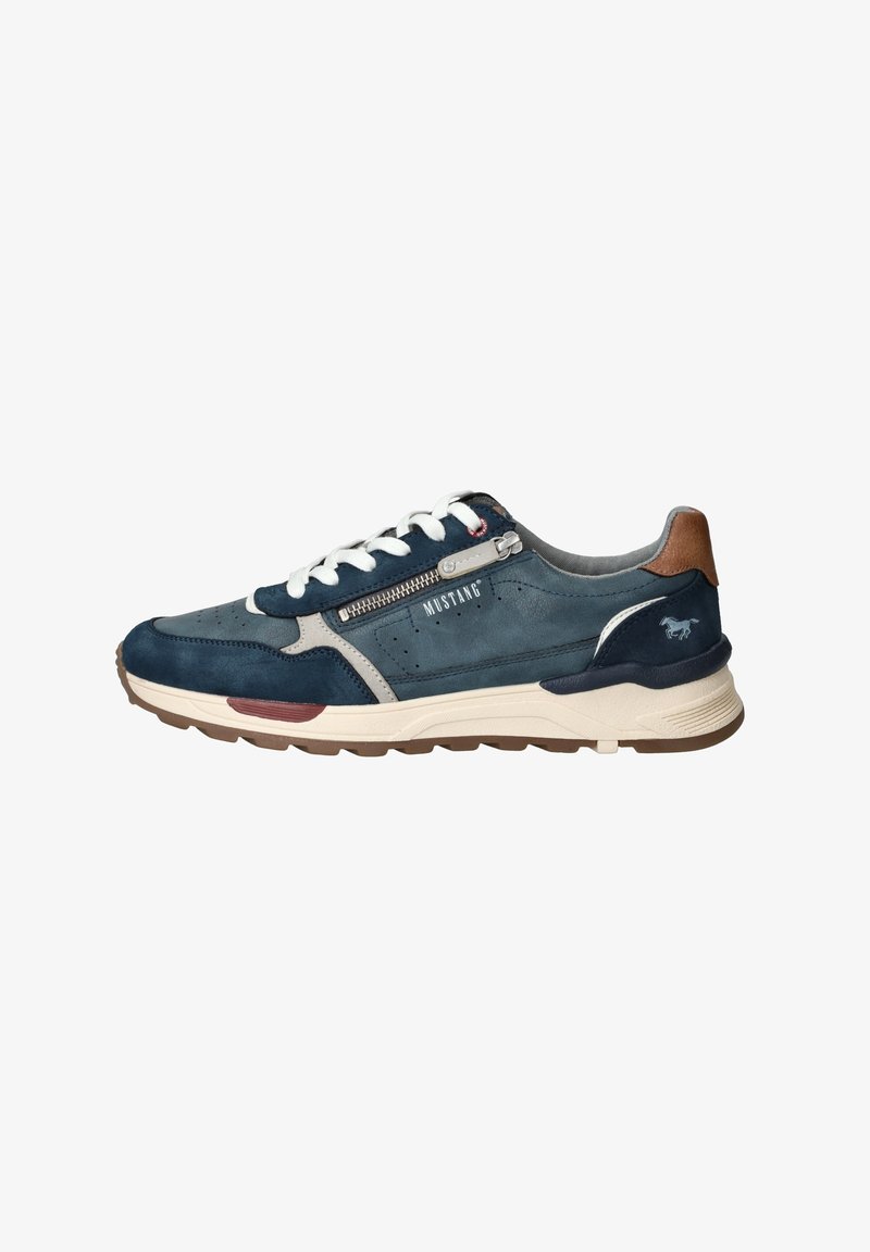 Granatowe zamszowe sneakersy z kremową podeszwą środkową, białymi sznurowadłami i bocznym zamkiem błyskawicznym. Brązowy skórzany akcent na pięcie oraz subtelne perforacje dla wentylacji.