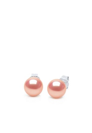 Paire de boucles d'oreilles clous en perles roses rondes avec attaches papillon argentées sur fond blanc.