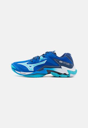 Zapato deportivo azul con parte superior de malla transpirable, diseño dinámico, acentos en blanco y suela de goma texturizada para tracción.