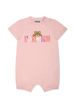 Różowy bawełniany kombinezon na krótki rękaw z grafiką niedźwiedzia i tekstem "MOSCHINO" w różnych odcieniach. Zatrzaski na ramionach i przy nogawkach.