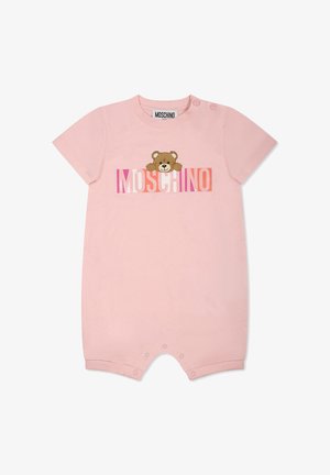 Różowy bawełniany kombinezon na krótki rękaw z grafiką niedźwiedzia i tekstem "MOSCHINO" w różnych odcieniach. Zatrzaski na ramionach i przy nogawkach.