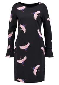 Robe noire à manches longues, ornée de grues roses et d'accents bleus. Tissu lisse avec des poignets à manches évasées. Encolure ronde.