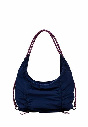 Marineblaue Stoff-Schultertasche mit gerafften Details und verstellbaren violett-gold gestreiften Seilriemen auf weißem Hintergrund.